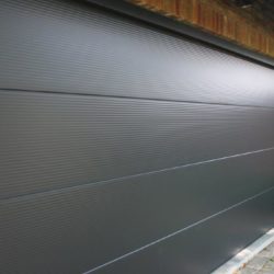 Exemple porte de garage sectionnelle noir – FT Châssis