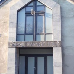 Pose châssis PVC noir église Namur – FT Chassis