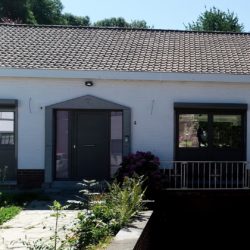 Châssis noirs pour maison avec façade blanche dans le Hainaut