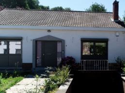 Châssis noirs pour maison avec façade blanche dans le Hainaut