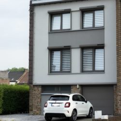 Châssis foncés sur façade grise à Farciennes dans le Hainaut