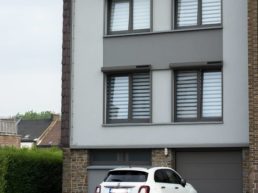 Châssis foncés sur façade grise à Farciennes dans le Hainaut