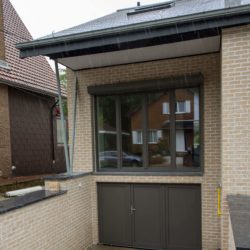 Porte de garage et fenêtres gris foncés