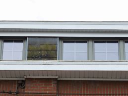 Petites fenêtres de toiture réhaussée