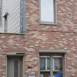 Châssis et porte vert de gris pour une maison en briques à Jumet, Charleroi