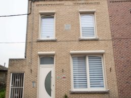 Châssis crème pour façade en briques claires à Monceau, Charleroi