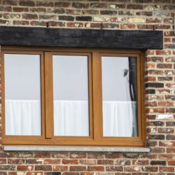 Fenêtre de maison en briques rustique avec nouveaux châssis à Charleroi