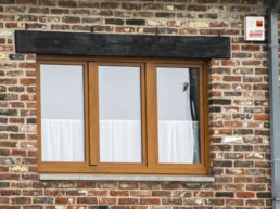 Fenêtre de maison en briques rustique avec nouveaux châssis à Charleroi