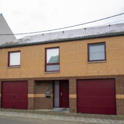 Maison façade ocre avec châssis bordeaux à Forchies dans le Hainaut